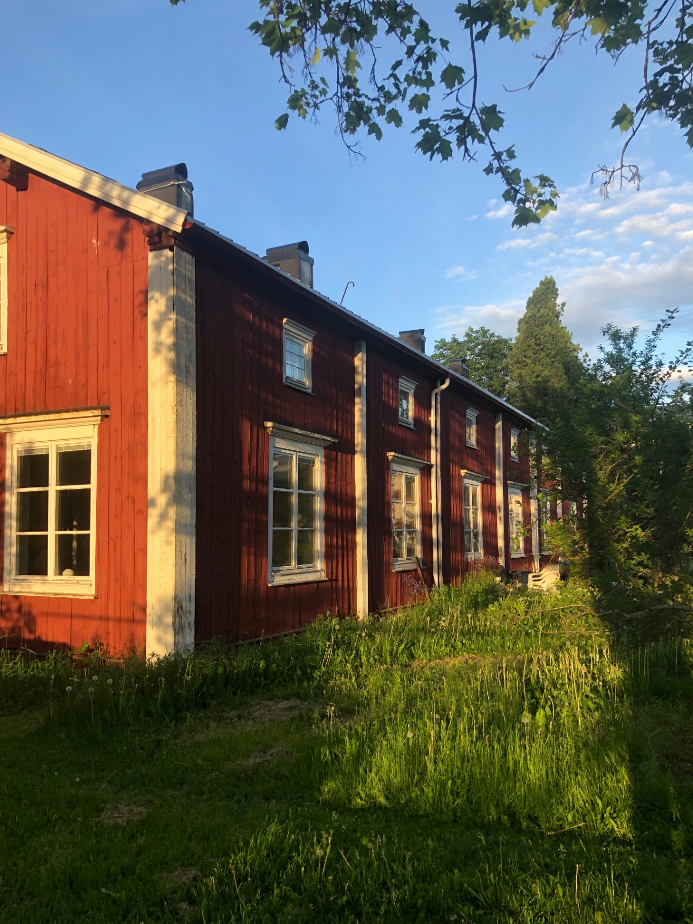 Karlgård i kvällsljus - den röda huvudbyggnaden från 1692.